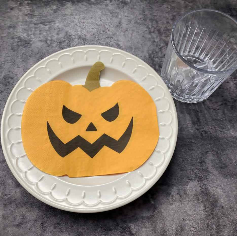Pumpkin Shaped Cut-off Napkin with Yellow Color for Halloween Pumpkin Shaped Cut-off Napkin with Yellow Color for Halloween